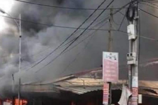 Hưng Yên: Hỏa hoạn ﻿thiêu rụi hơn 500m2 ki-ốt chợ dân sinh Trưng Trắc