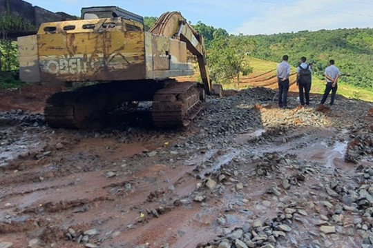 Đắk Nông: Phủ bạt khu vực chôn lấp 70 tấn rác thải ngăn chặn ô nhiễm tầng đất và nguồn nước