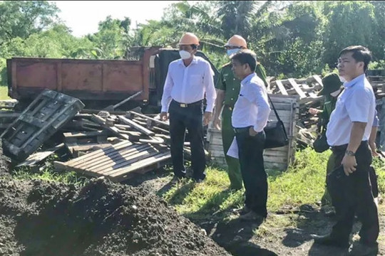 Trà Vinh: Lãnh đạo UBND tỉnh kiểm tra hiện trường điểm chôn lấp chất thải nguy hại