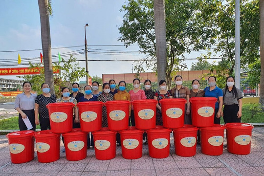 Hội Liên hiệp Phụ nữ thành phố Hà Tĩnh cấp phát 480 thùng ủ rác cho hội viên
