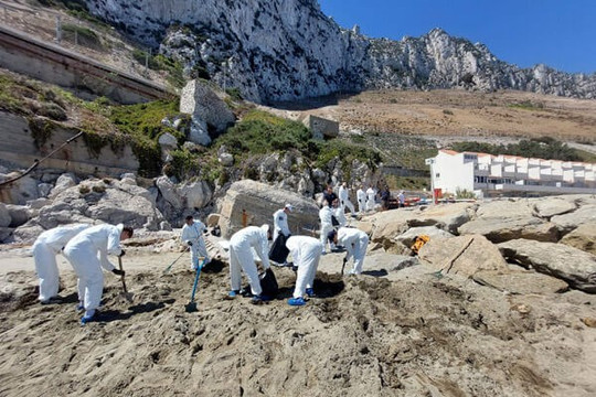 Anh: Khắc phục hậu quả vụ tràn dầu ở ngoài khơi Gibraltar