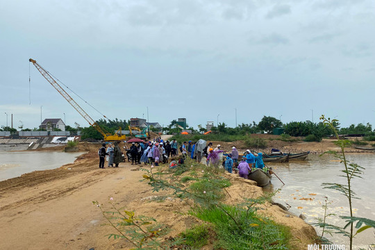 Quảng Ngãi: Mưa lớn, lũ từ thượng nguồn đổ về cô lập 350 hộ dân