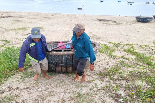 Đà Nẵng: Ngư dân Sơn Trà đưa phương tiện lên bờ tránh bão
