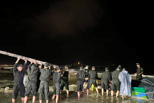 Đà Nẵng: Lực lượng công an trắng đêm giúp dân chống bão Noru