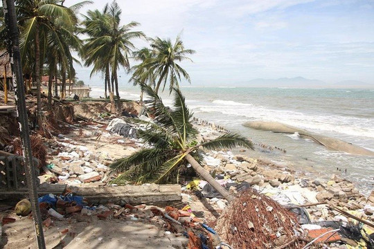Quảng Nam: Bờ biển Cửa Đại sạt lở nghiêm trọng sau bão số 4
