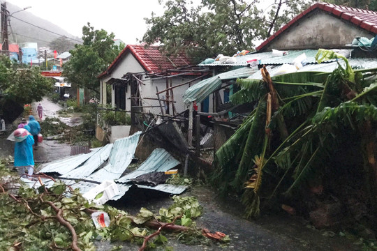 Thiệt hại do bão số 4: 60 người bị thương, hơn 3.360 ngôi nhà bị sập và tốc mái