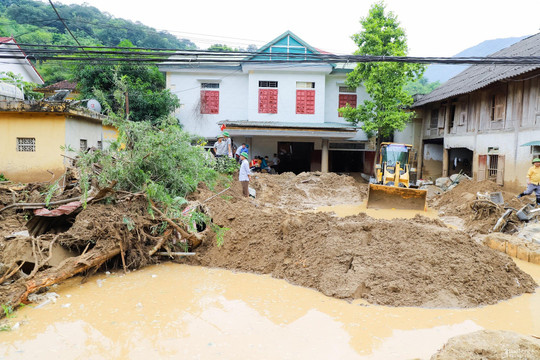 Hà Tĩnh hỗ trợ Nghệ An 500 triệu đồng khắc phục hậu quả thiên tai