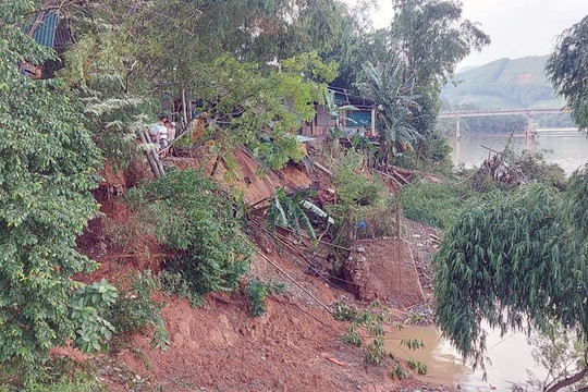 Quảng Bình: Di dời người dân do sạt lở bờ sông Gianh