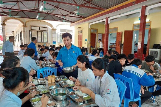 Nghệ An ấm lòng bữa cơm yêu thương cho học sinh vùng lũ