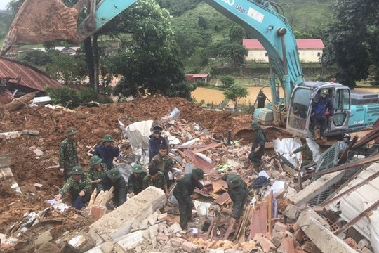 Nghệ An: Xuất hiện nứt núi, huyện Kỳ Sơn khẩn trương di dân vùng lũ đến nơi an toàn