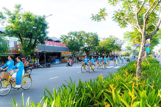 Thừa Thiên Huế hơn 200 hội viên phụ nữ tham gia tuần hành “Áo dài với giao thông xanh”