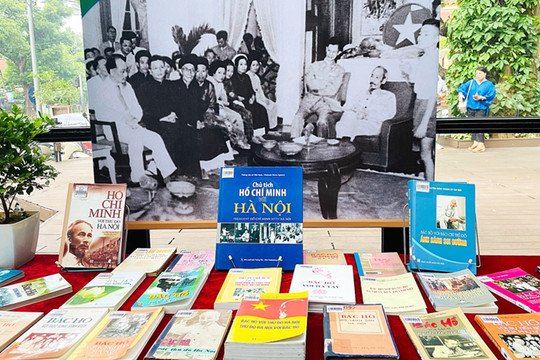 Hà Nội tổ chức trưng bày sách, báo, tài liệu kỷ niệm 68 năm Giải phóng Thủ đô