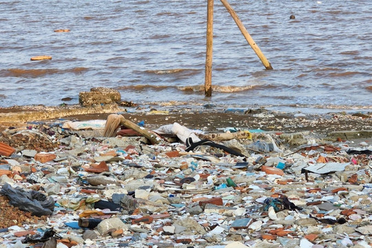 Mức xử phạt đối với hành vi đổ chất thải thông thường xuống biển là bao nhiêu?
