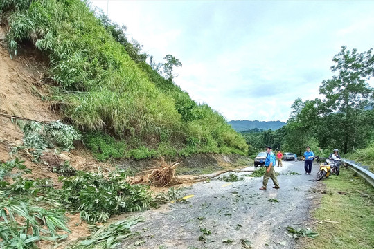 Quảng Nam: Nhiều tuyến giao thông bị hư hỏng nặng sau bão số 4