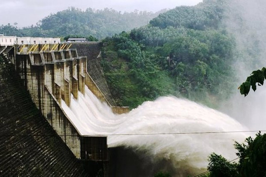 Quảng Nam: 4 thủy điện xả nước qua tràn để đón lũ