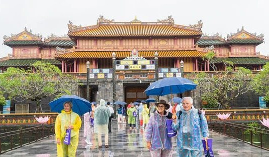 Khách quốc tế thích thú  với “ đặc sản mưa” tại cố đô Huế