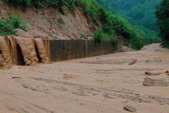 Mưa lớn gây ngập, giao thông chia cắt ở Bình Định