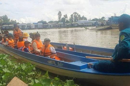Huyện An Phú (An Giang) tổ chức đưa học sinh đến trường