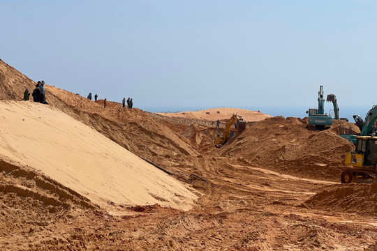 Bình Thuận: Tìm thấy thi thể công nhân thứ 2 vụ sạt lở cát mỏ titan