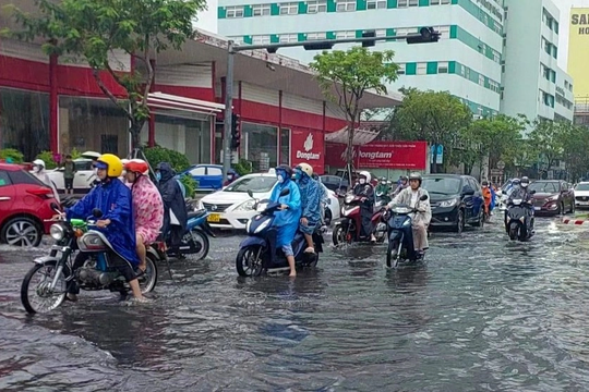 Đà Nẵng: Đường phố ngập úng do mưa lớn, cần đề phòng lũ quét