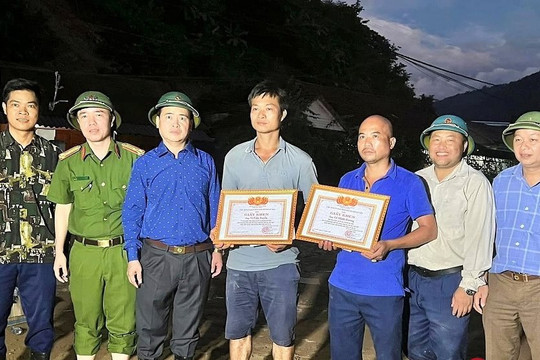 Nghệ An: Tặng bằng khen cho 13 cá nhân dũng cảm cứu người trong trận lũ dữ ở huyện Kỳ Sơn