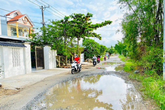 Quảng Nam: Đường giao thông bị băm nát sau 4 năm oằn mình ‘gánh’ xe chở đất cho dự án, dân lãnh đủ
