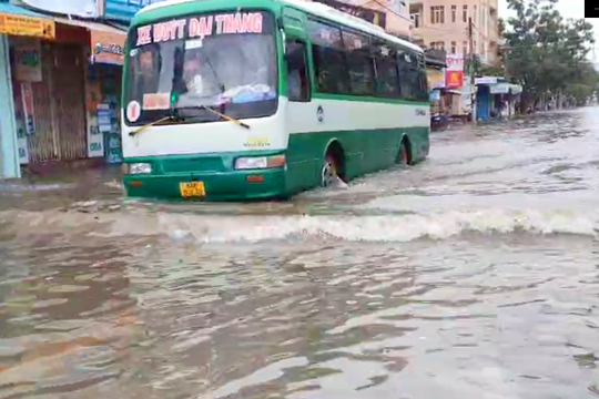 Nhiều tuyến đường ở Bạc Liêu hư hỏng nặng do ảnh hưởng của mưa lớn và triều cường