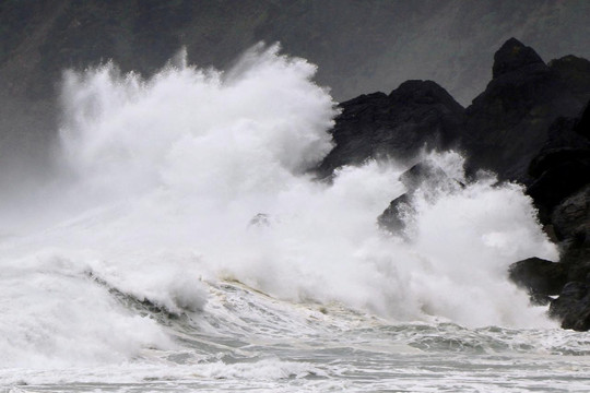 Áp thấp nhiệt đới suy yếu từ bão số 7 tiếp tục gây gió mạnh, sóng lớn trên biển