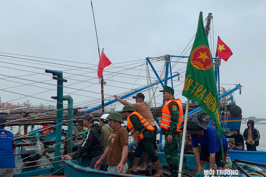 Quảng Bình: Trục vớt thành công tàu cá bị đâm chìm vào bờ