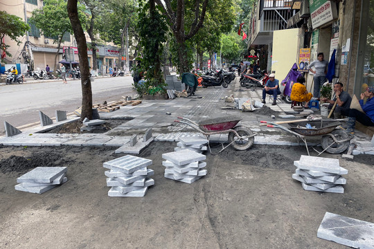 Hà Nội : Xử phạt 12 trường hợp vi phạm trong đào đường, vỉa hè