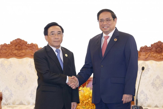 Thủ tướng Phạm Minh Chính gặp gỡ Thủ tướng Lào tại Hội nghị cấp cao ASEAN