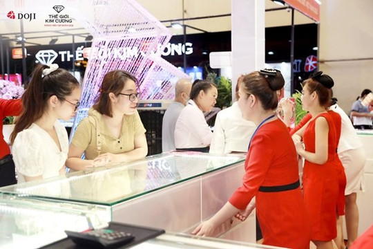 Khu gian hàng DOJI và Thế Giới Kim cương tấp nập khách mua sắm tại Hội chợ VIJF 2022