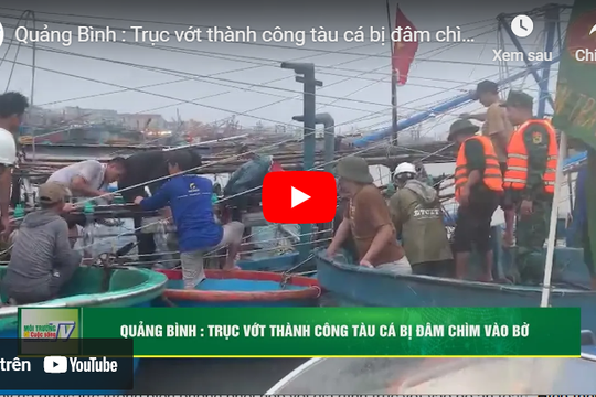[VIDEO] Quảng Bình hỗ trợ trục vớt tàu cá bị chìm trên cửa sông Roòn