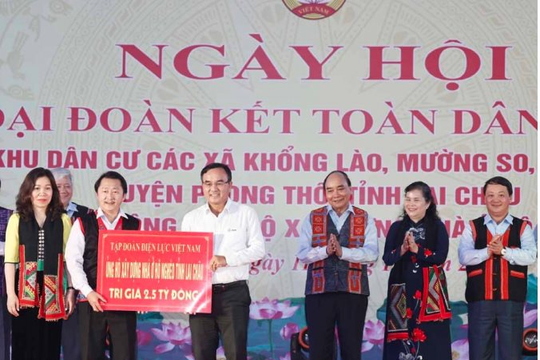 Tham dự Ngày hội Đại đoàn kết liên cư 3 xã tại Lai Châu, Chủ tịch nước trao tặng 50 căn nhà "Đại đoàn kết"