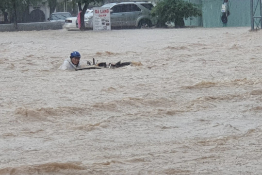 Bình Định: Mưa lớn kéo dài, nhiều tuyến đường ở TP Quy Nhơn ngập sâu trong nước