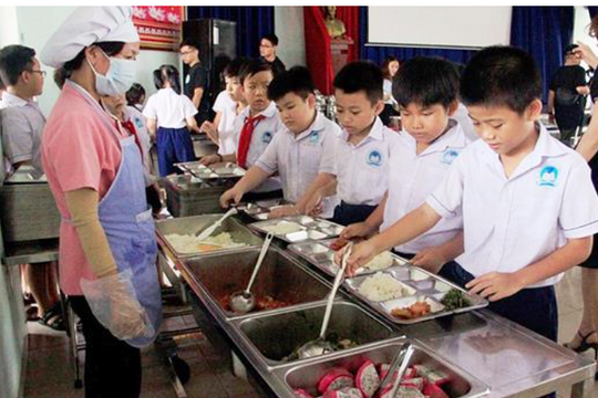 Bộ Giáo dục và Đào tạo yêu cầu kiểm soát chặt thực phẩm cho bữa ăn học đường