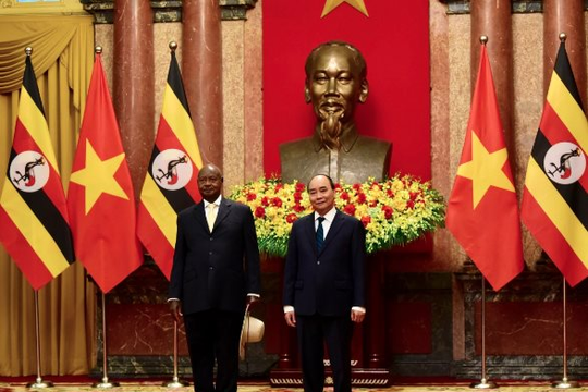 Chủ tịch nước Nguyễn Xuân Phúc chủ trì lễ đón trọng thể Tổng thống U-gan-đa
