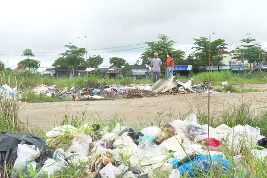 Quảng Ngãi: Rác thải "bủa vây" Sân bay Quảng Phú