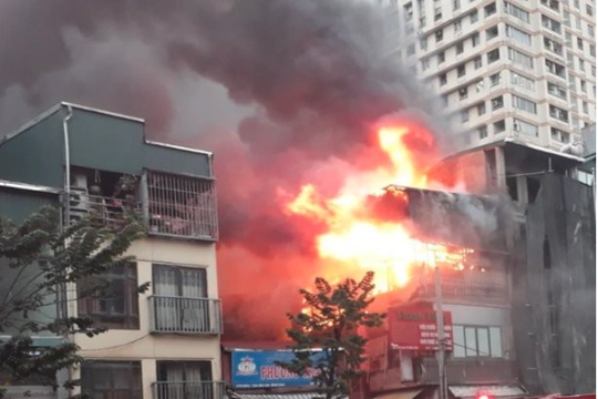 Hà Nội: Cháy lớn tại một cửa hàng đồ gỗ trên phố Minh Khai
