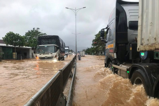 Thừa Thiên Huế - Mưa lớn khiến quốc lộ 1 bị ngập sâu
