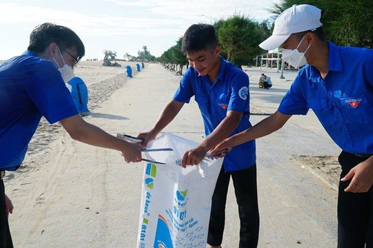 Thanh niên Thừa Thiên - Huế chung tay làm sạch môi trường