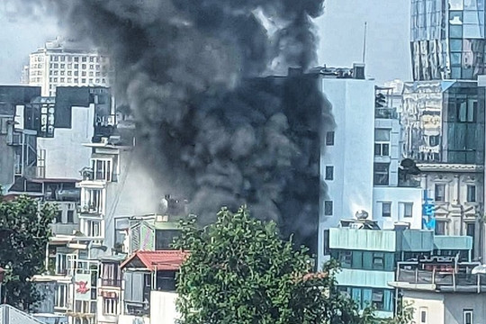 Hà Nội: Khẩn trương dập tắt đám cháy trên phố Hàng Bông