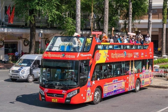 Đà Lạt thí điểm đưa du khách ngắm thành phố bằng xe buýt mui trần