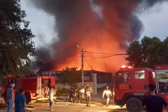 TP Hồ Chí Minh: Cháy lớn kho hàng ở huyện Hóc Môn