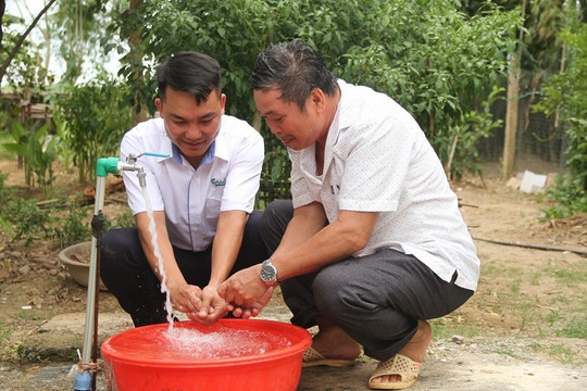 Hà Tĩnh: Người dân phấn khởi đón nước sạch về