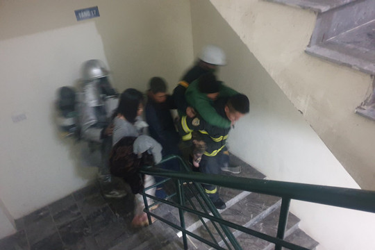 Hà Nội: Cứu 11 người thoát khỏi đám cháy chung cư