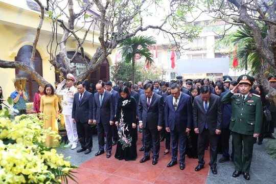 Hà Nội: Các đoàn đại biểu dâng hương tại Đài tưởng niệm Khâm Thiên