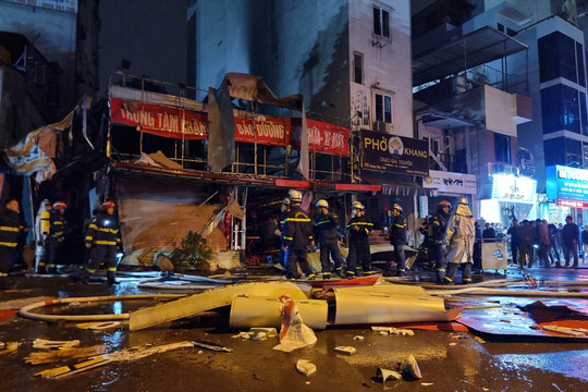 Hà Nội: Cháy lớn tại quán sửa xe máy, 3 người bị bỏng nặng