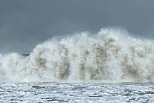Gió mạnh, sóng lớn trên Biển Đông, đề phòng nguy cơ lốc xoáy