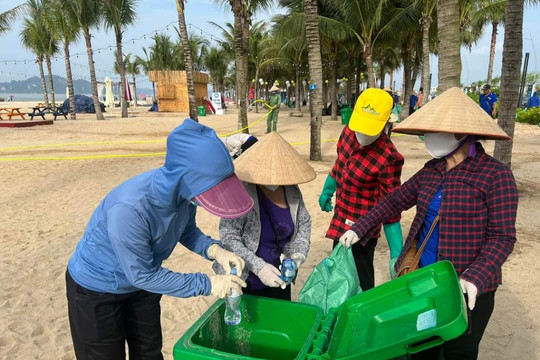 Phụ nữ Quảng Ngãi chung tay làm sạch biển, nâng cao ý thức bảo vệ môi trường